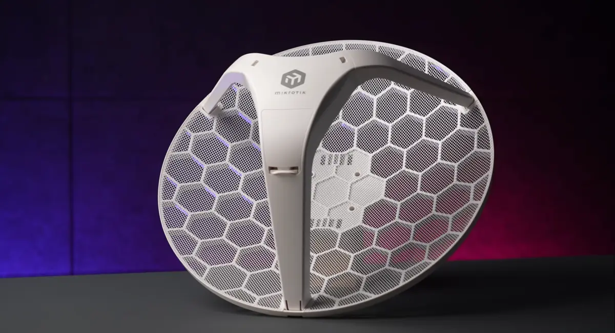 Antena Mikrotik LHG 5, visible desde el lateral, con diseño de panal, blanca, con el logotipo de Mikrotik en la parte central