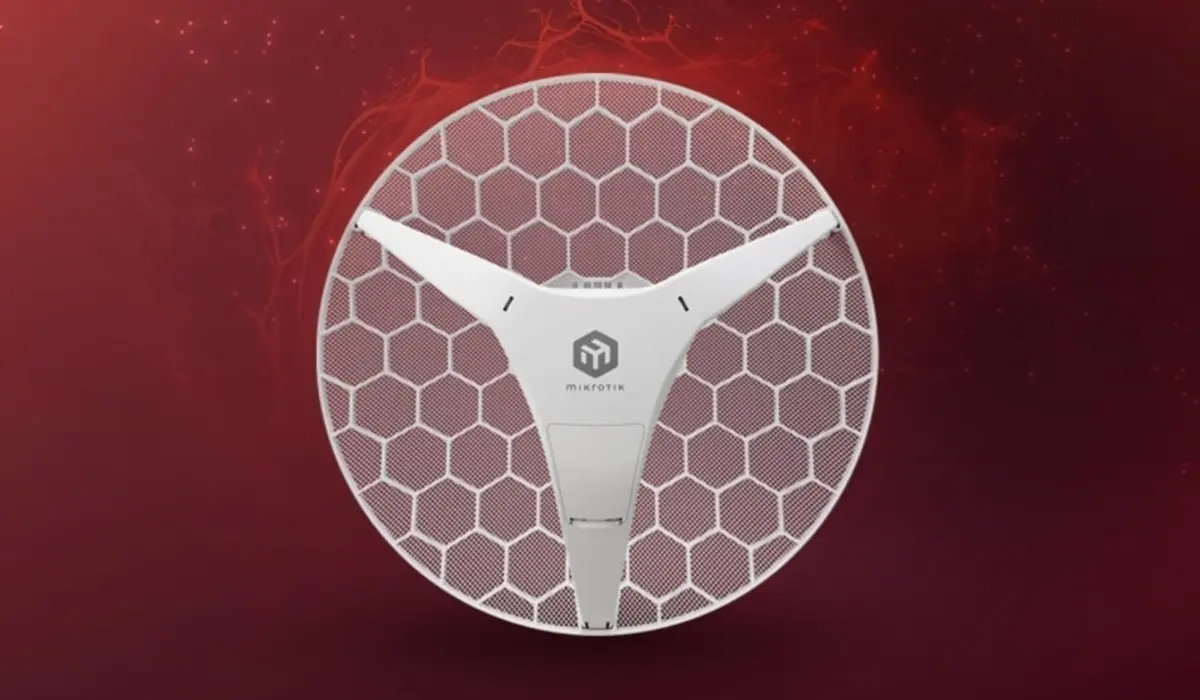 Primer plano de la antena Mikrotik LHG 5, vista del panel con el logotipo Mikrotik en el centro, con la estructura de panal claramente visible.