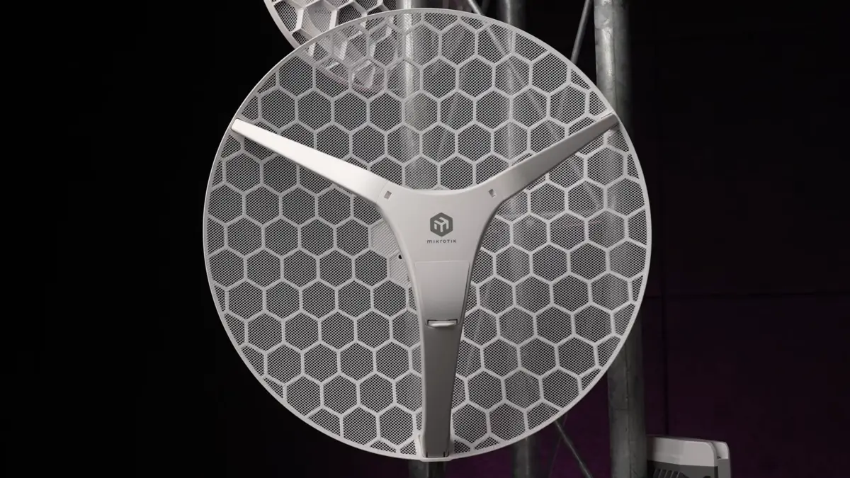 Antena Mikrotik LHG 5, visible desde la parte delantera, con cubierta de nido de abeja blanco, como parte del sistema de radio.