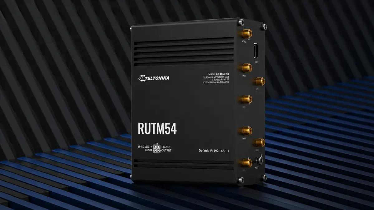 Teltonika RUTM54 router 5G com modem Telit e painel de conectores de antena