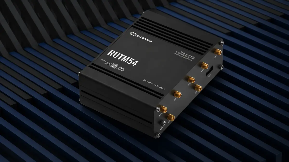 Teltonika RUTM54 router de rede industrial 5G colocado em &acirc;ngulo