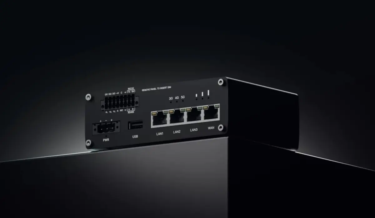 Vista da parte de tr&aacute;s do router Teltonika RUTM55, com portas LAN, USB, fonte de alimenta&ccedil;&atilde;o e ranhura para cart&atilde;o SIM, sobre um fundo escuro.