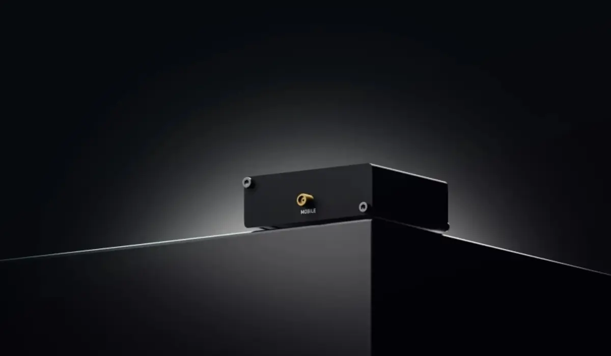 Vista del modem LTE industriale TRM200 di Teltonika con antenna, su sfondo scuro, con il connettore