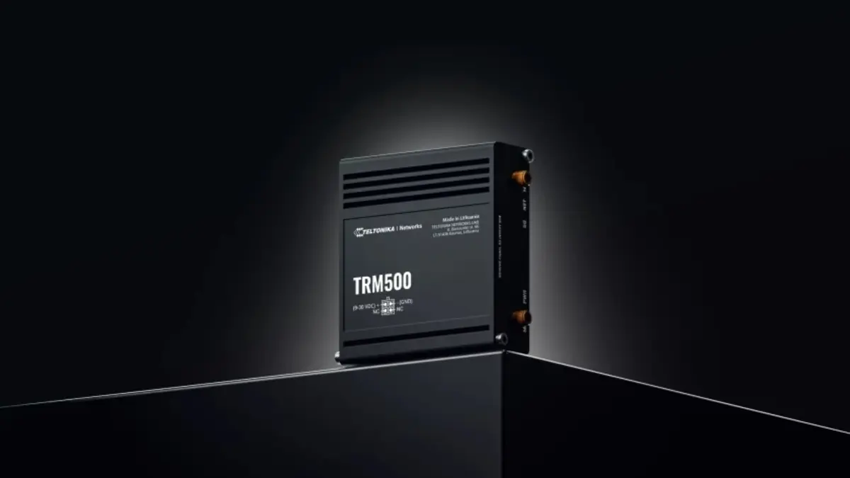 Vista lateral del módem Teltonika TRM500, mostrando los puertos