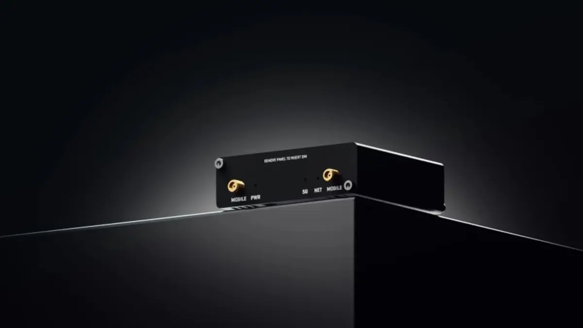 Primer plano del módem Teltonika TRM500 con los puertos