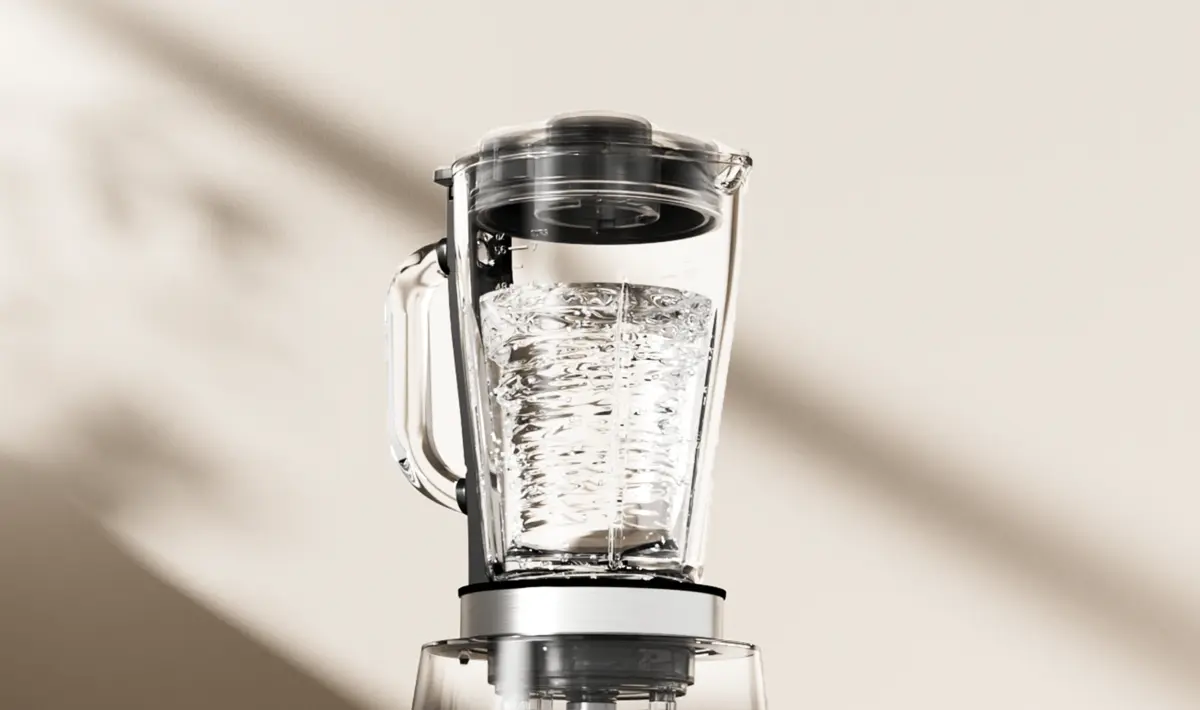 Zbliżenie na kielich blendera Xiaomi z wodą, ustawiony na podstawie, z wyraźnie widocznymi detalami na obudowie urządzenia