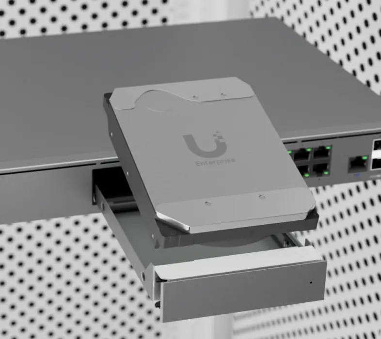 Dysk HDD Ubiquiti Enterprise w szufladzie serwera, wyciągany z obudowy w trakcie montażu