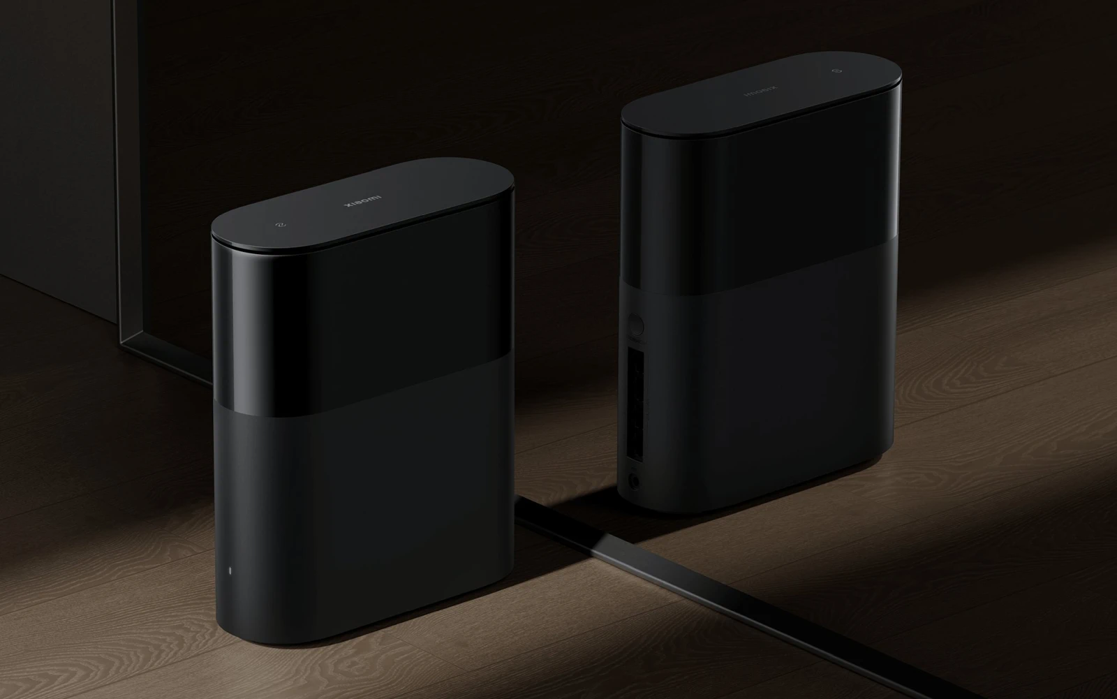 Vis&atilde;o de dois roteadores Xiaomi Mesh pretos com portas Ethernet e bot&otilde;es vis&iacute;veis no painel traseiro