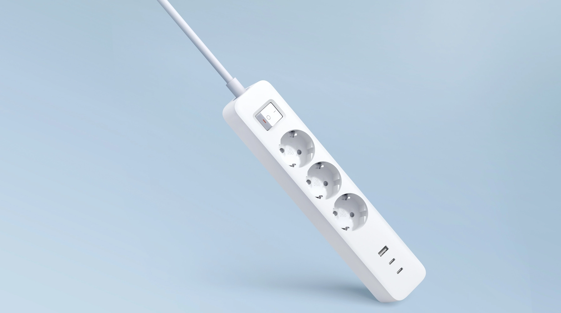 Listwa zasilająca Xiaomi Power Strip 20W z trzema gniazdami, dwoma portami USB oraz przyciskiem włączania na tle niebieskiego tła