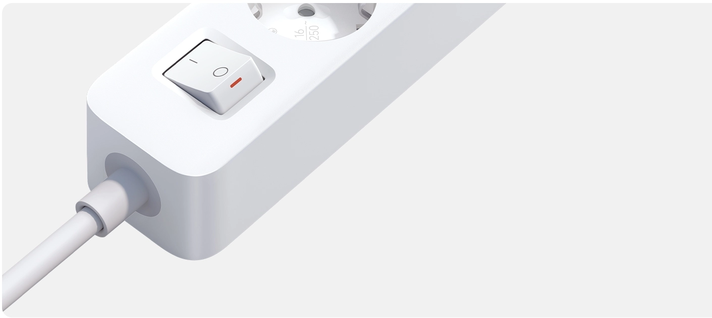 Zbliżenie na przycisk włączania/wyłączania listwy zasilającej Xiaomi, z widocznym przewodem