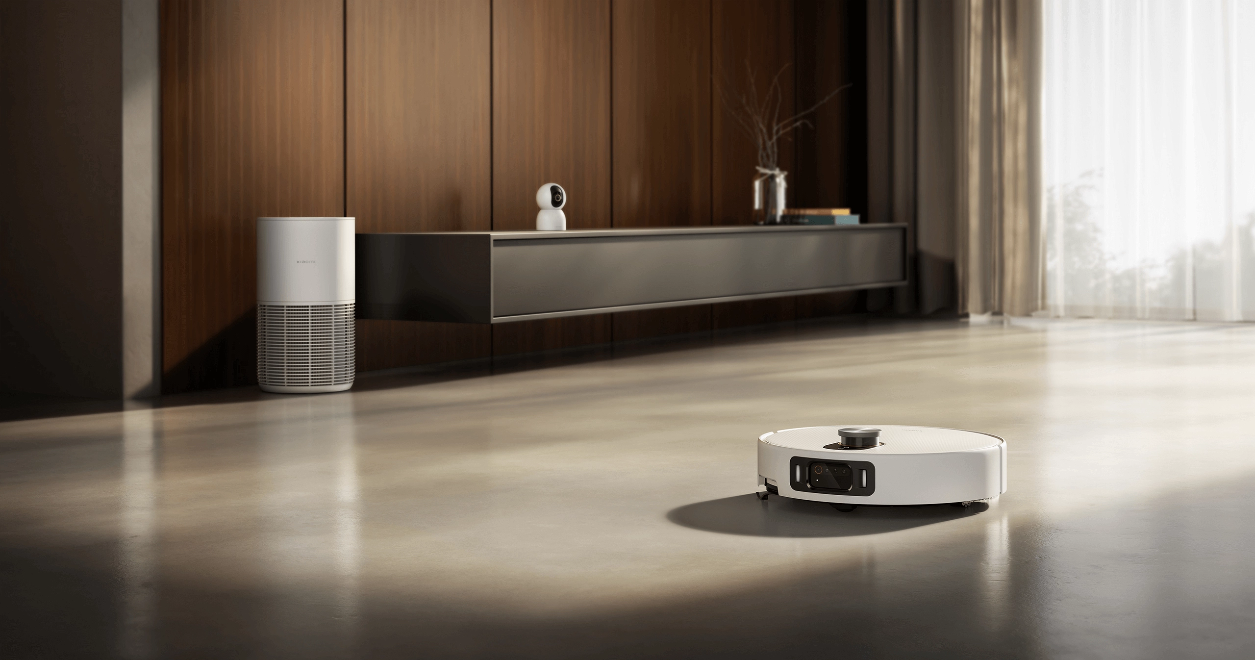 Xiaomi Robot Vacuum 5 Pro на фоне просторного пола в гостиной, рядом мебель и большое окно