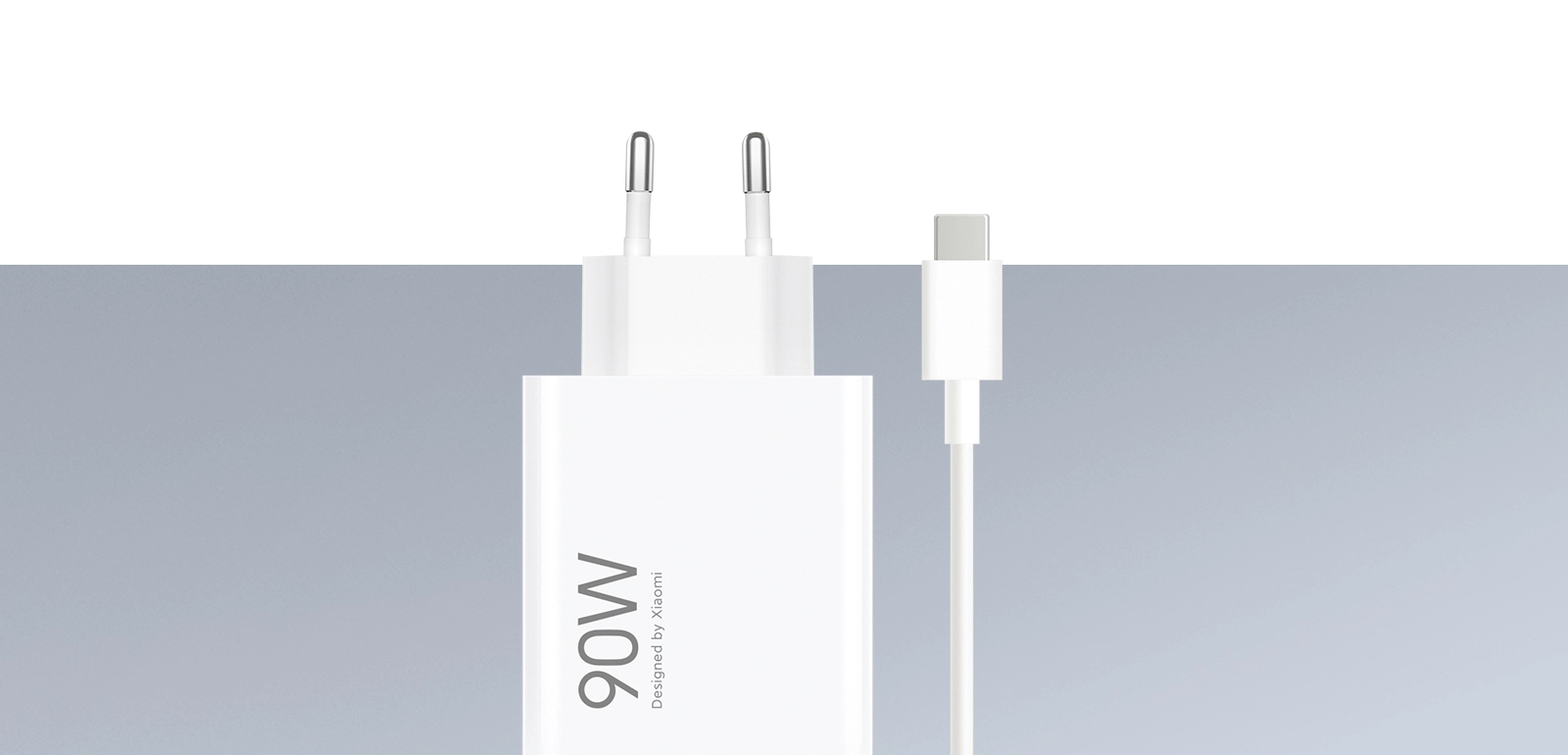 Zbliżenie na ładowarkę Xiaomi 90W HyperCharge Combo EU z podłączonym przewodem USB-C, widoczne metalowe końcówki wtyczki i nadruk „90W Designed by Xiaomi