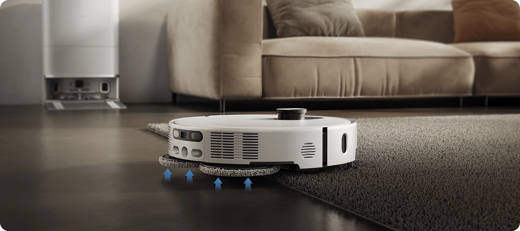Xiaomi Robot Vacuum 5 se desplaza sobre la alfombra, y sus rodillos cepilladores entran en contacto con la superficie
