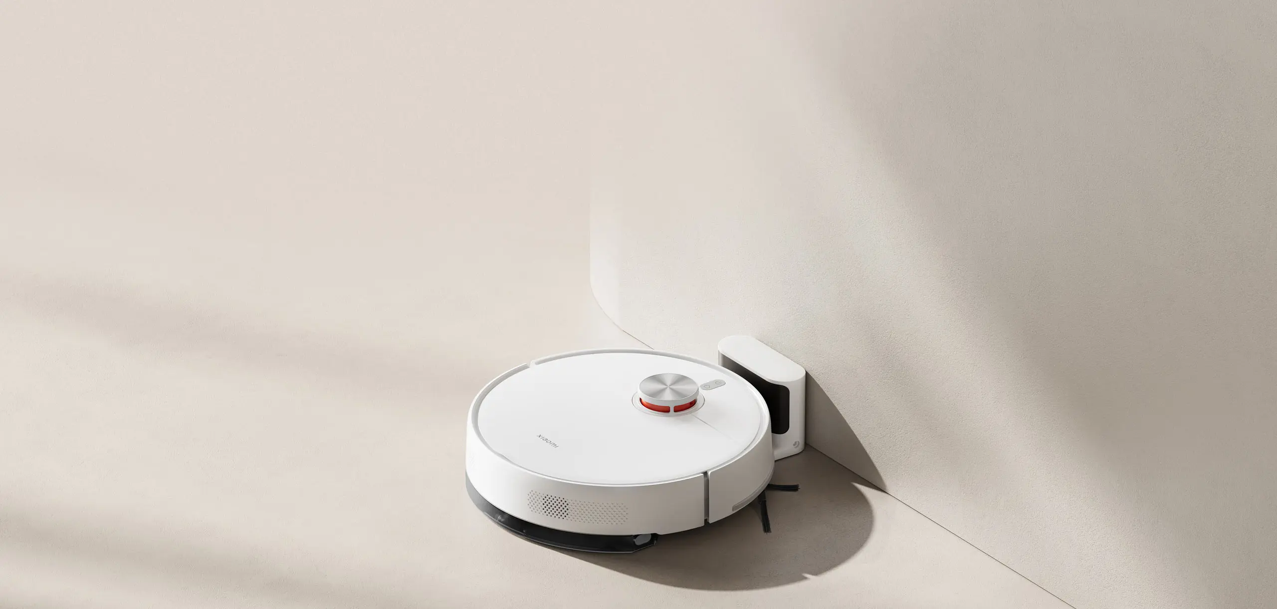 Xiaomi Robot Vacuum S40 находится рядом со столиком, с отчетливо видимой окантовкой вокруг него, на фоне современного интерьера