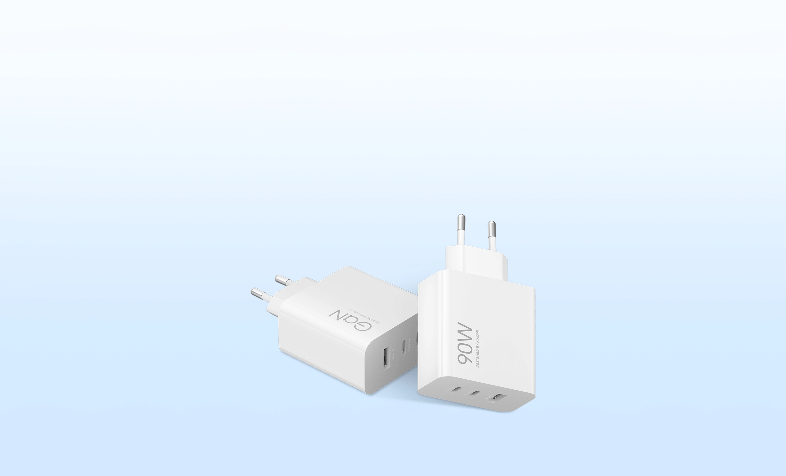 Ładowarki Xiaomi 90W HyperCharge Power Adapter 3-Port EU ustawione na jasnym tle, widoczny napis „90W” na boku.