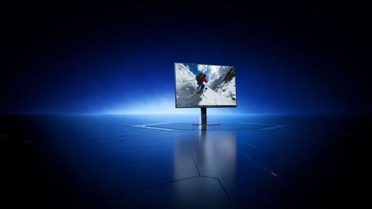Monitor gaming a mostrar um esquiador a descer uma pista coberta de neve.