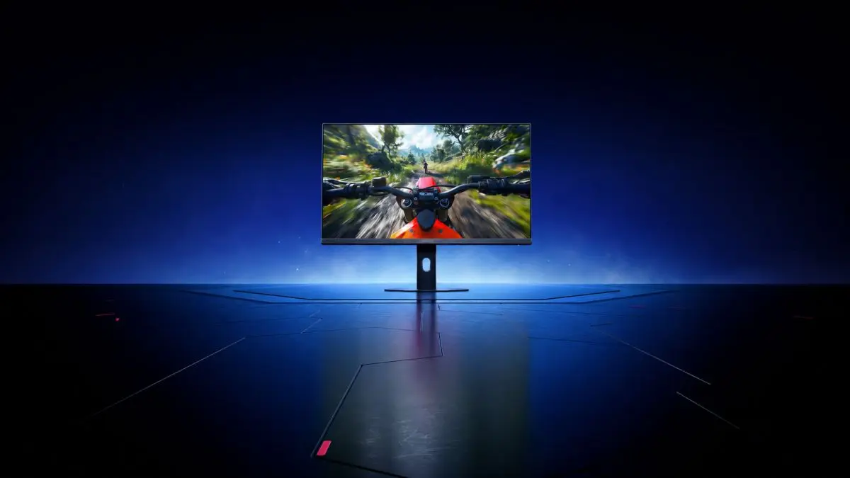 Monitor gaming a mostrar uma condução dinâmica de mota por um trilho na floresta.