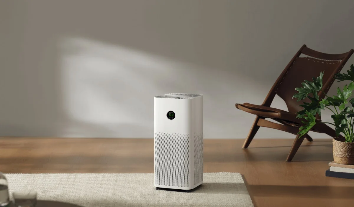 Weißer Luftreiniger Mijia auf einem hellen Teppich in einem minimalistischen, sonnendurchfluteten Wohnzimmer