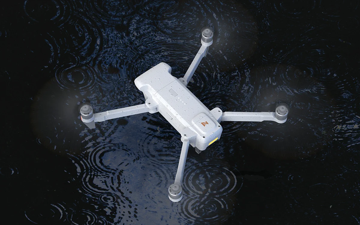 biały, składany dron FIMI X8 Tele unoszący się tuż nad taflą wody, na której widoczne są kręgi