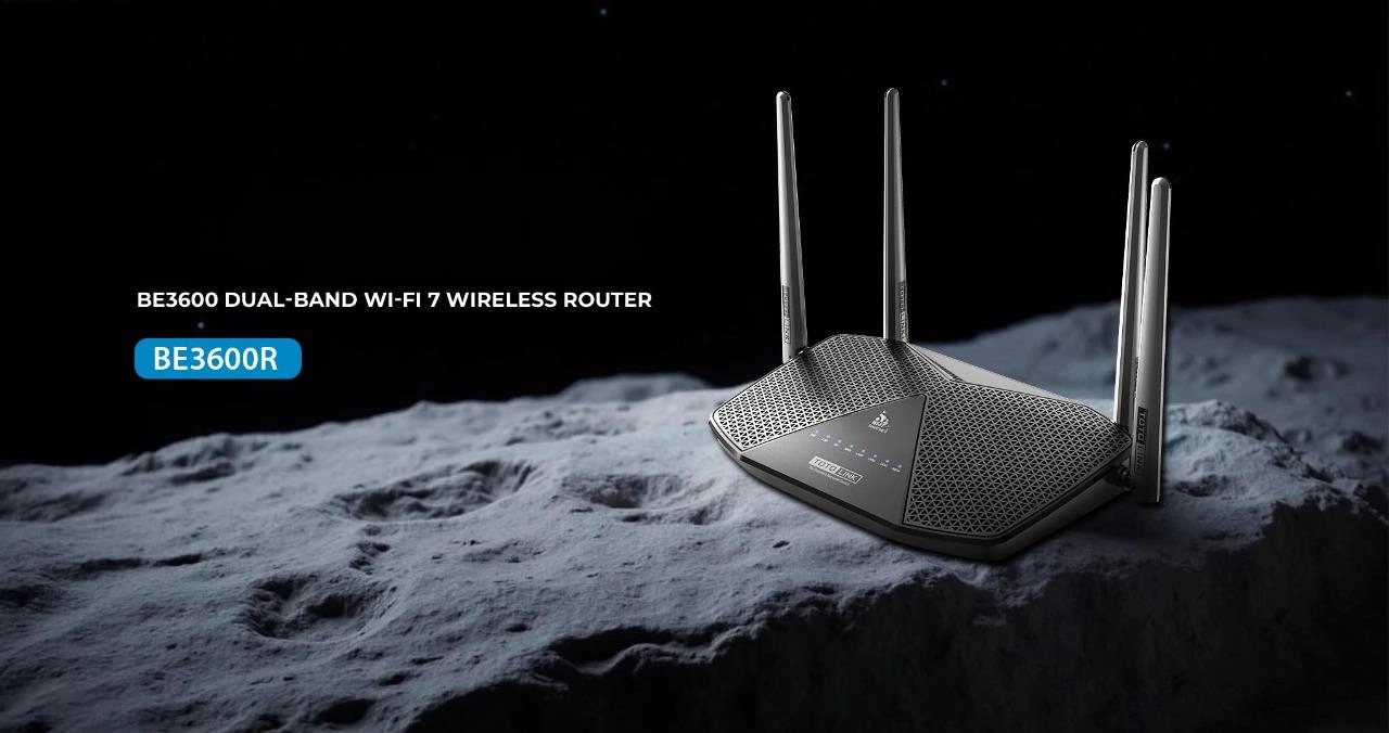 Totolink BE3600R Router Wi-Fi de banda dupla 7 numa superfície que se assemelha à superfície da lua, com quatro antenas em segundo plano