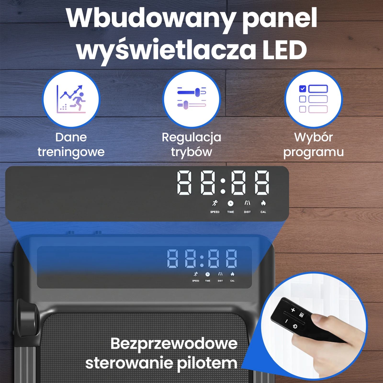 Wyświetlacz LED bieżni pokazujący cyfry oraz dłoń trzymająca mały, czarny pilot zdalnego sterowania.