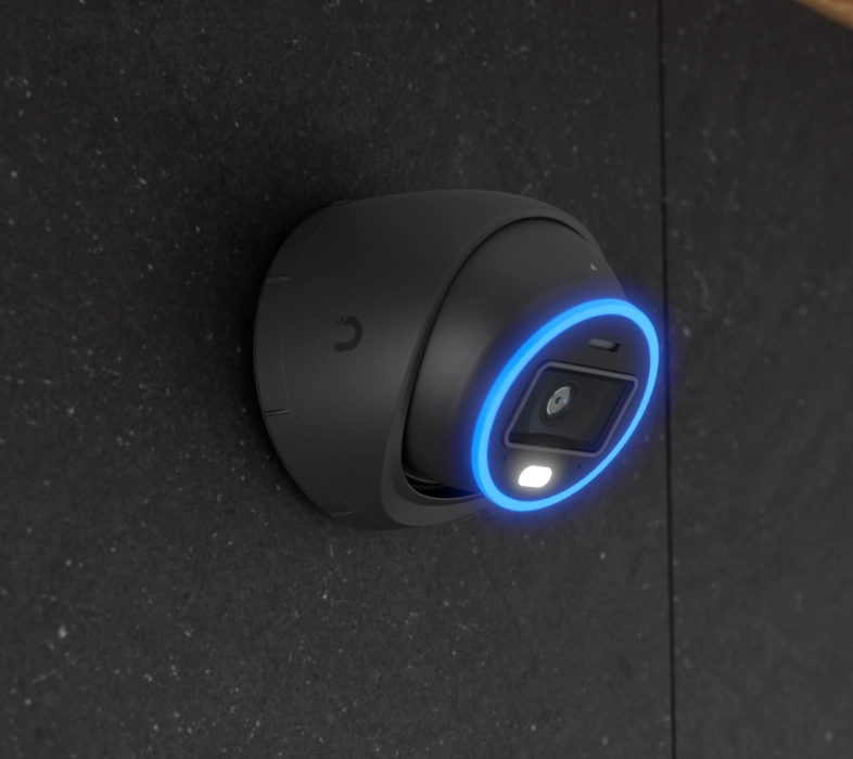 Ubiquiti UVC-AI-Taret duvara monte, lens etrafında mavi LED halka ile