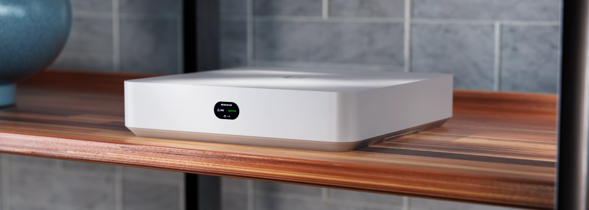 O Ubiquiti UNVR Instant fica numa prateleira de madeira, apresentando o estado 