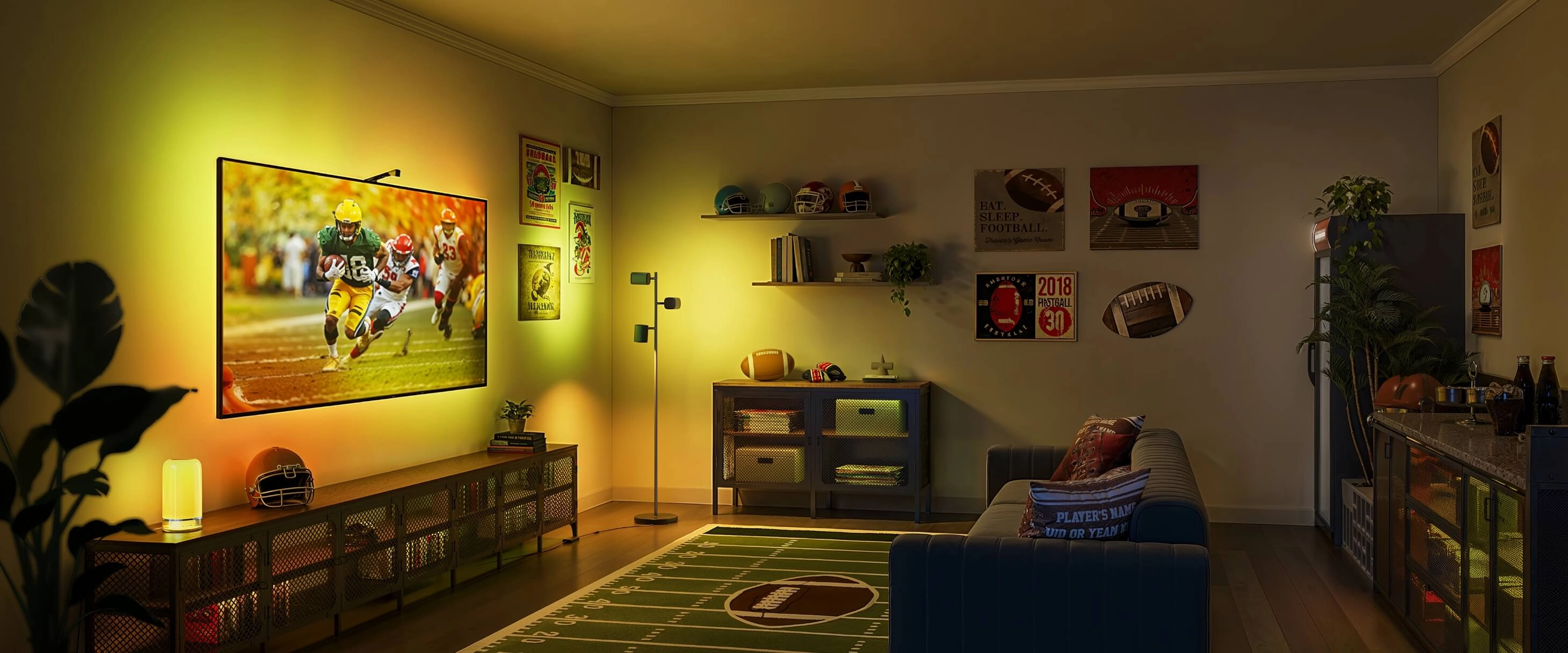 Pokój z telewizorem, który wyświetla mecz futbolowy, oświetlony lampą podłogową Govee H60B2 w żółtym świetle dopasowanym do barw na ekranie