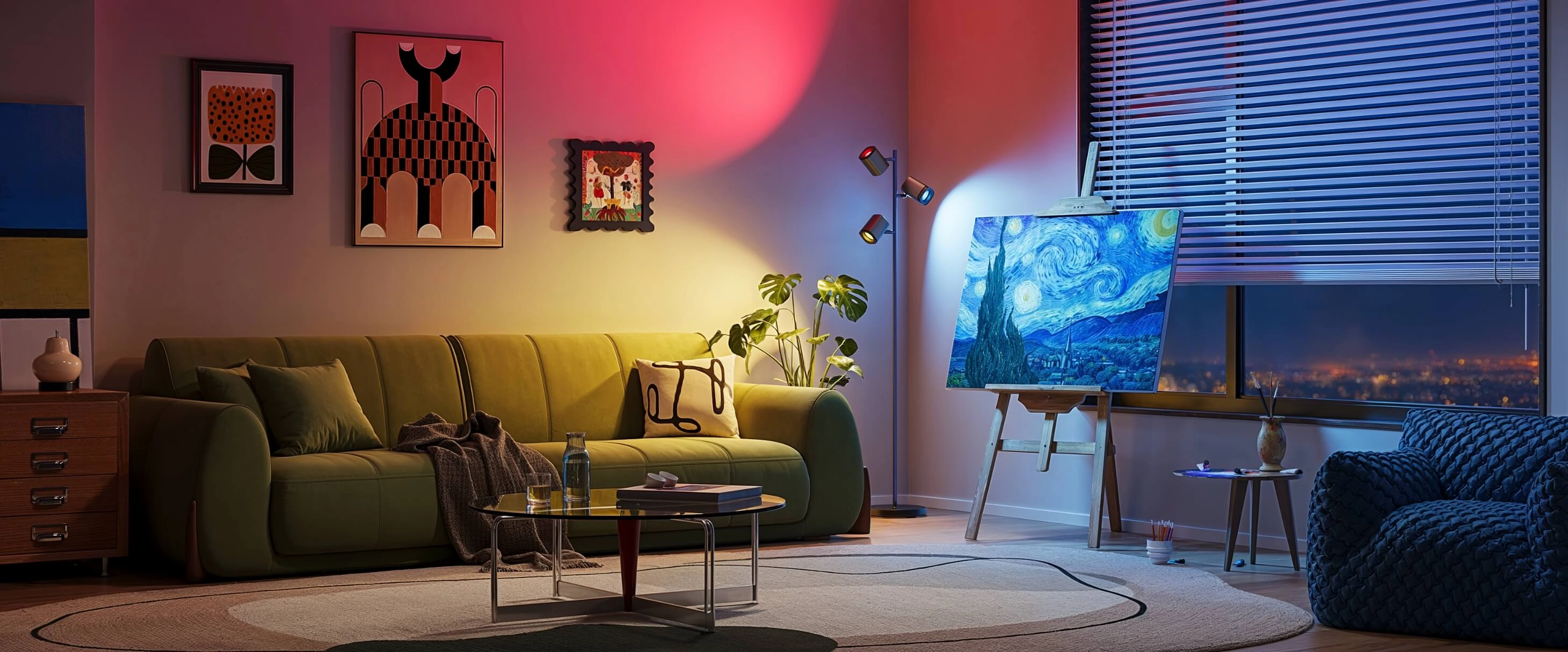 Nowoczesny salon z lampą podłogową Govee H60B2 Tree Floor Lamp rzucającą ciepłe i kolorowe światło na ścianę, obok zielonej kanapy i obrazu „Gwiaździsta noc” na sztaludze