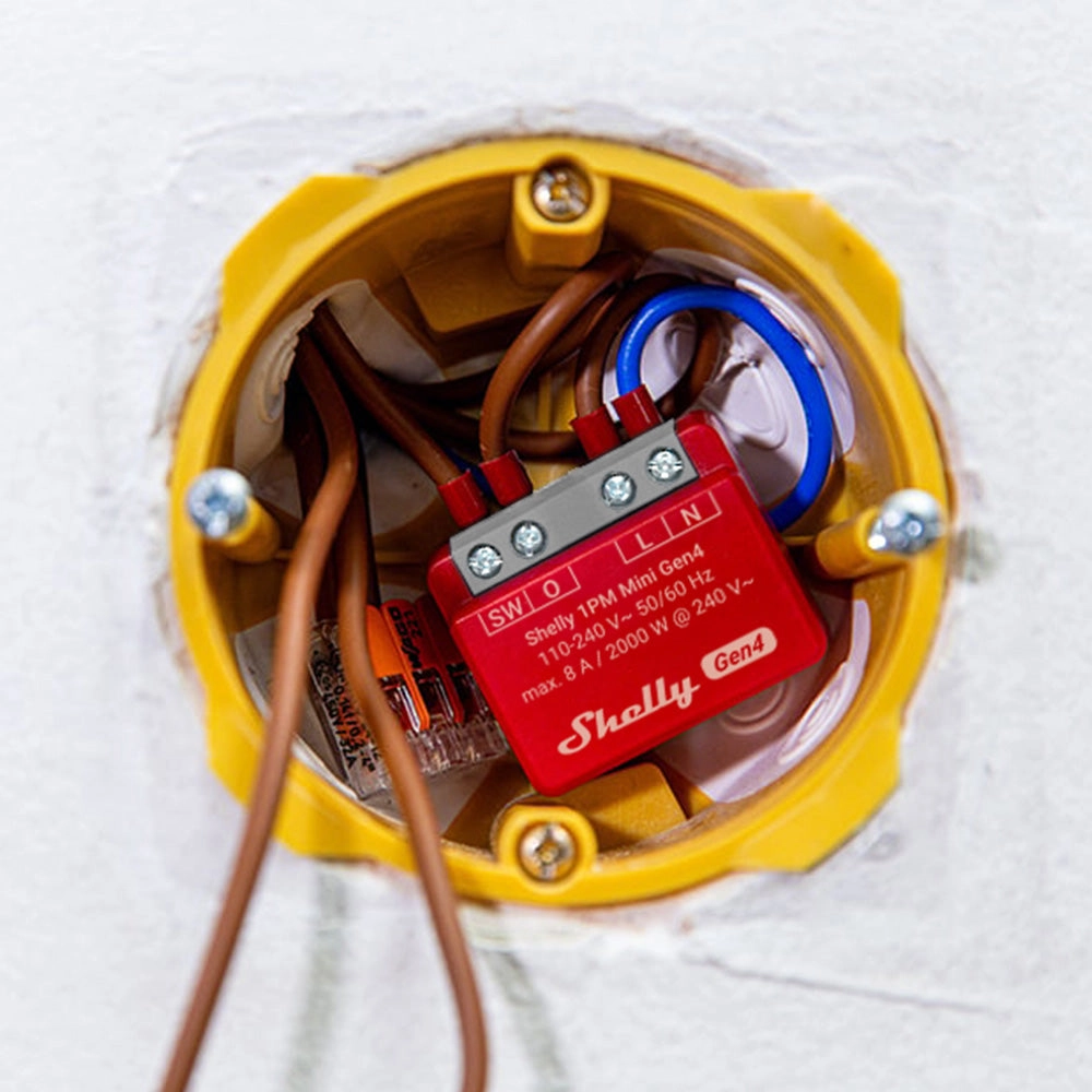 Shelly 1PM Mini Gen4 zamontowany w puszce elektrycznej, z podłączonymi przewodami