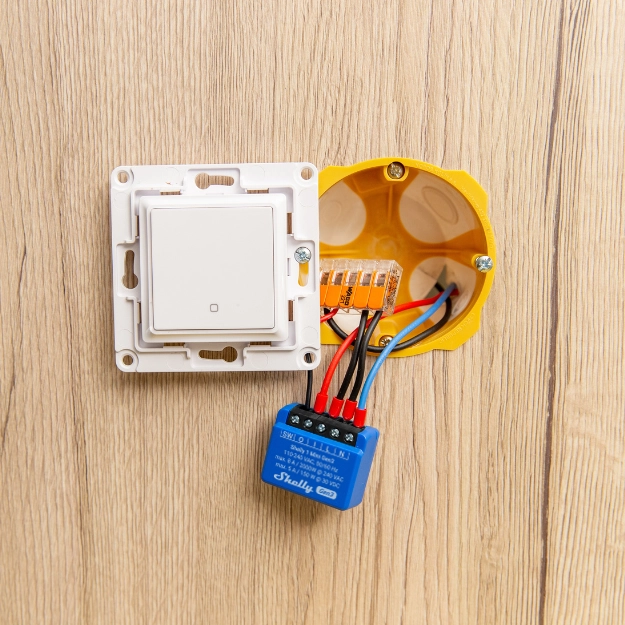Moduł Shelly 1 Mini Gen3 w puszce elektrycznej, przygotowany do instalacji