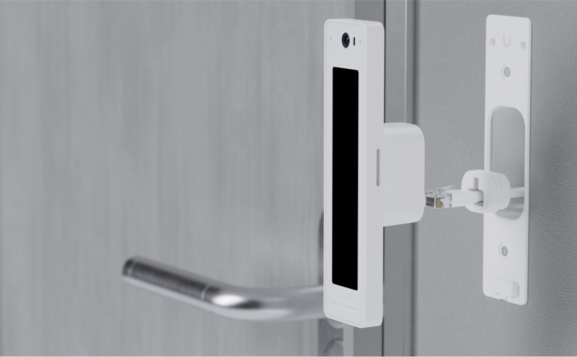 Переговорное устройство Ubiquiti UA-G3 Pro крепится на стену, а для его подключения используется видимый сетевой кабель.