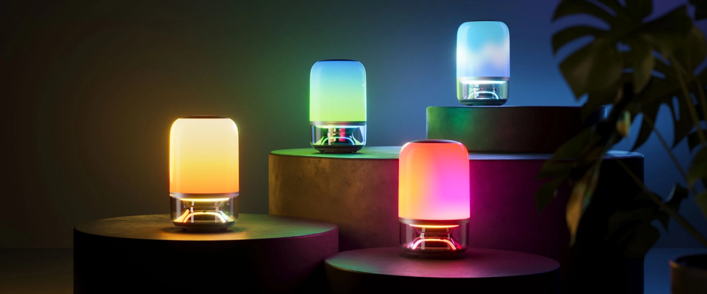 Cztery lampy LED Govee H6020 Table Lamp 2 Pro stojące na różnych poziomach, każda świeci w innym kolorze: żółtym, zielonym, niebieskim i różowym, w ciemnym pomieszczeniu