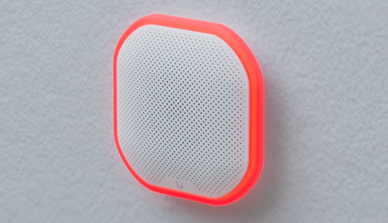 Корпус сигнализации с красным светом, Ubiquiti UP-Siren PoE, закрепленный на стене