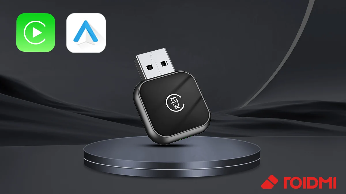 Черный глянцевый USB-адаптер для беспроводного CarPlay и Android Auto, стоящий на пьедестале