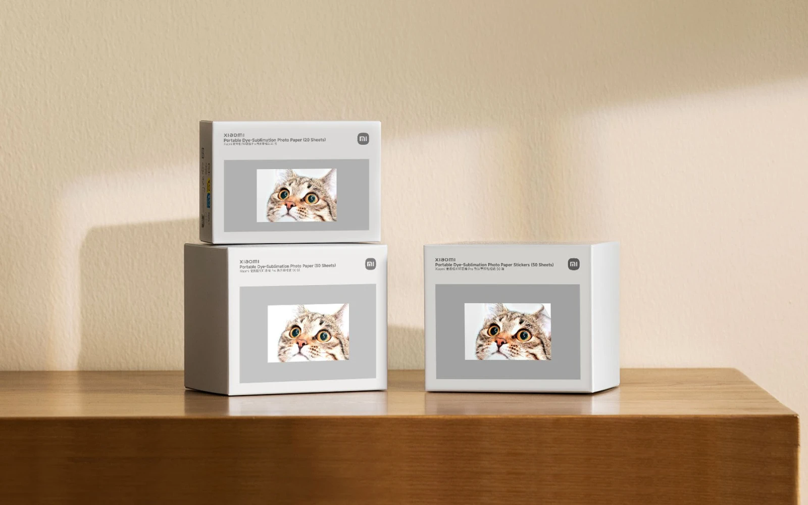 Embalagens de papel fotográfico Xiaomi com estampa de gato sobre a bancada