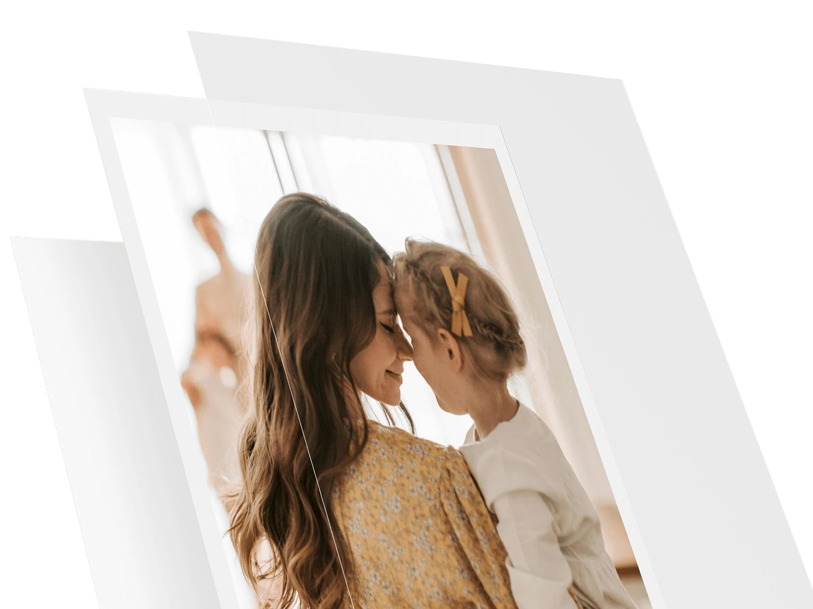 Close-up de uma foto impressa de mãe abraçando a filha com as testas encostadas num gesto carinhoso