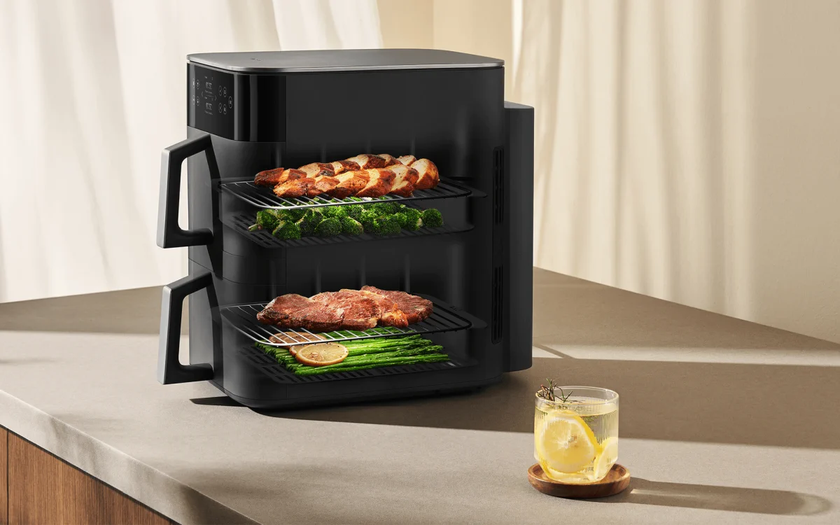 Cross-section of the Xiaomi air fryer showing simultaneous cooking of chicken, broccoli, steaks and asparagus