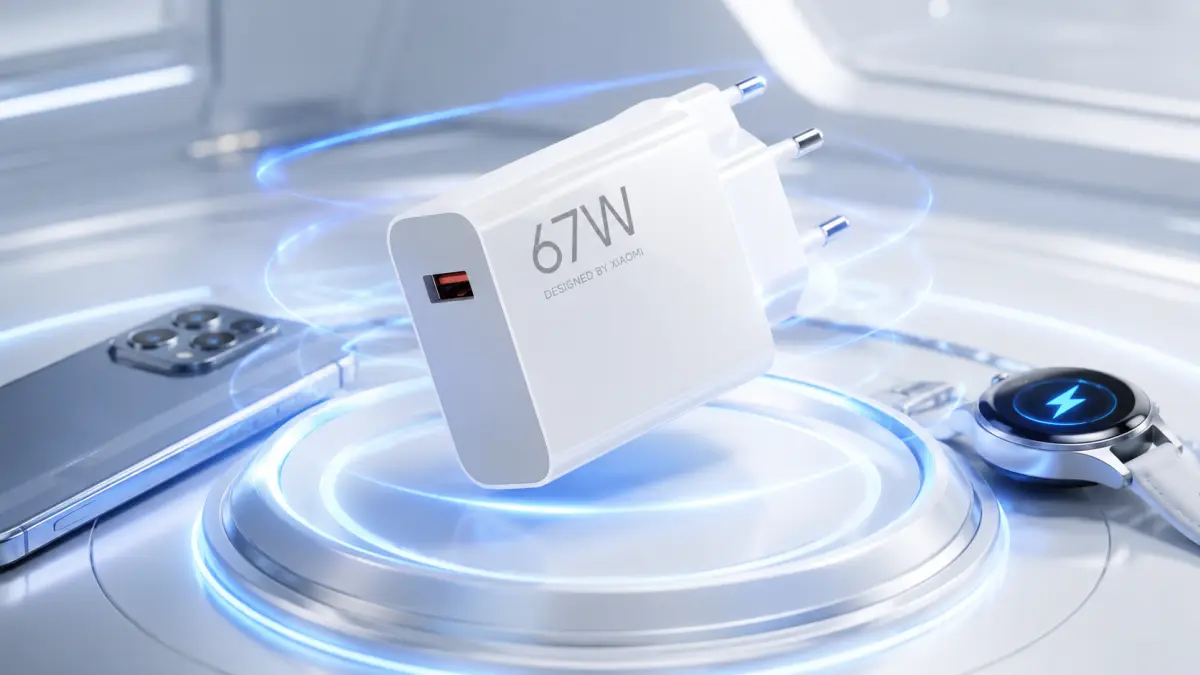 Белое USB-A зарядное устройство, парящее над светящейся платформой с телефоном и смарт-часами