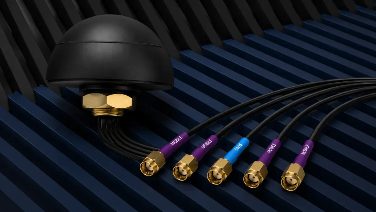 Antena negra con cables SMA dispuestos sobre un fondo azul y negro