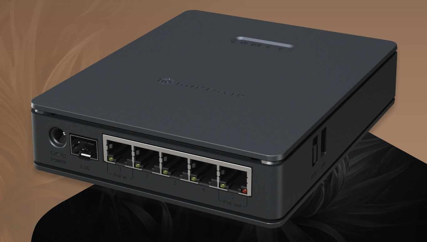 Další úhel pohledu na zařízení Mikrotik, zvýrazňující port SFP a PoE-in, s pěti ethernetovými porty