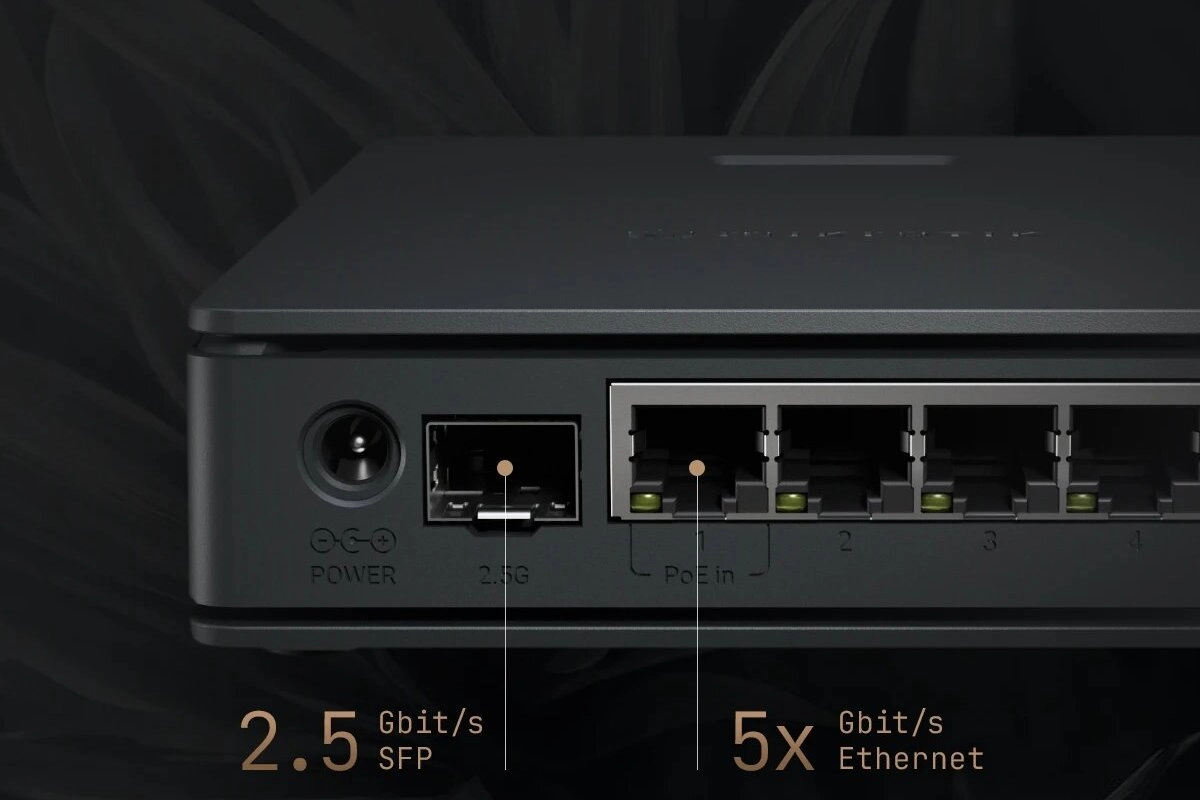 Detail portové části zařízení Mikrotik, viditelný napájecí port, PoE-in a pět portů Ethernet a SFP
