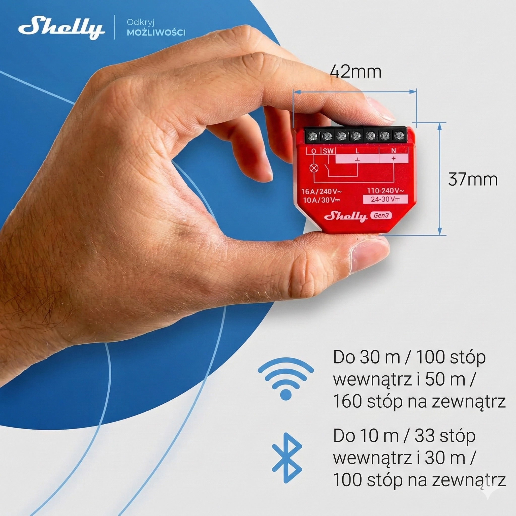 Pokazany jest moduł Shelly 1PM Gen3 w ręce z informacjami o zasięgu Wi-Fi i Bluetooth