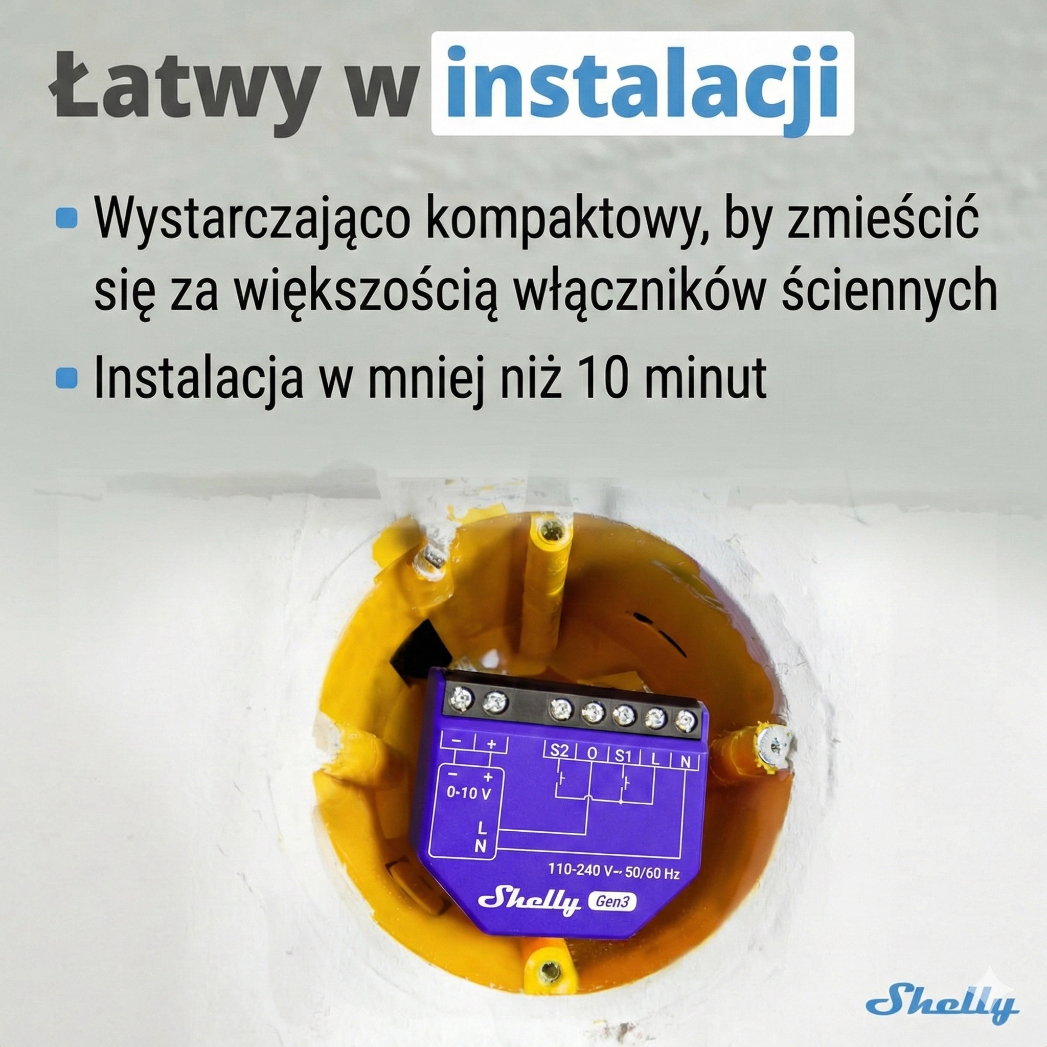 Licznik energii Shelly EM Plus zamontowany na ścianie, w tle widoczna instalacja