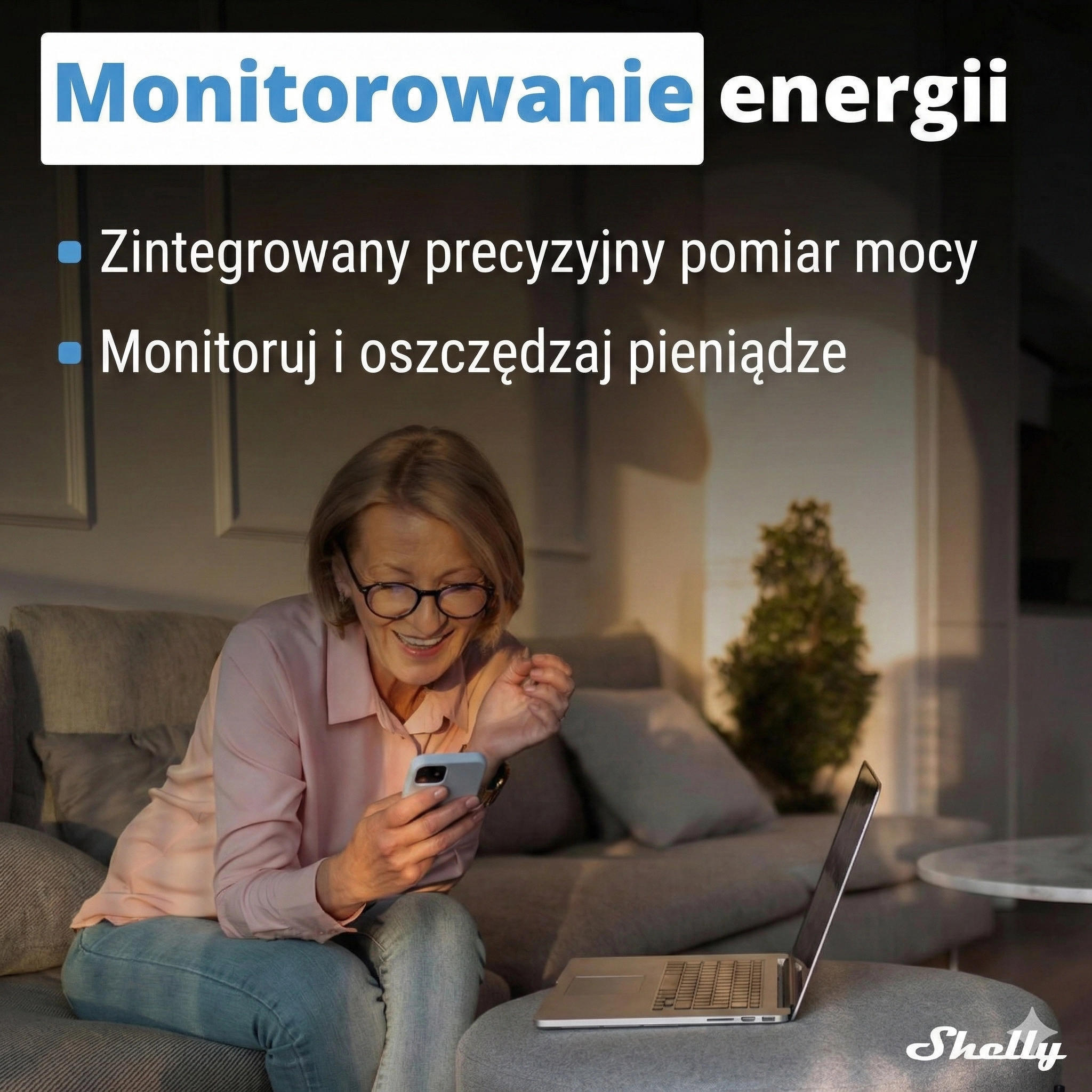 Kobieta siedząca na kanapie, trzymająca telefon i patrząca na ekran laptopa, w tle delikatne oświetlenie wnętrza