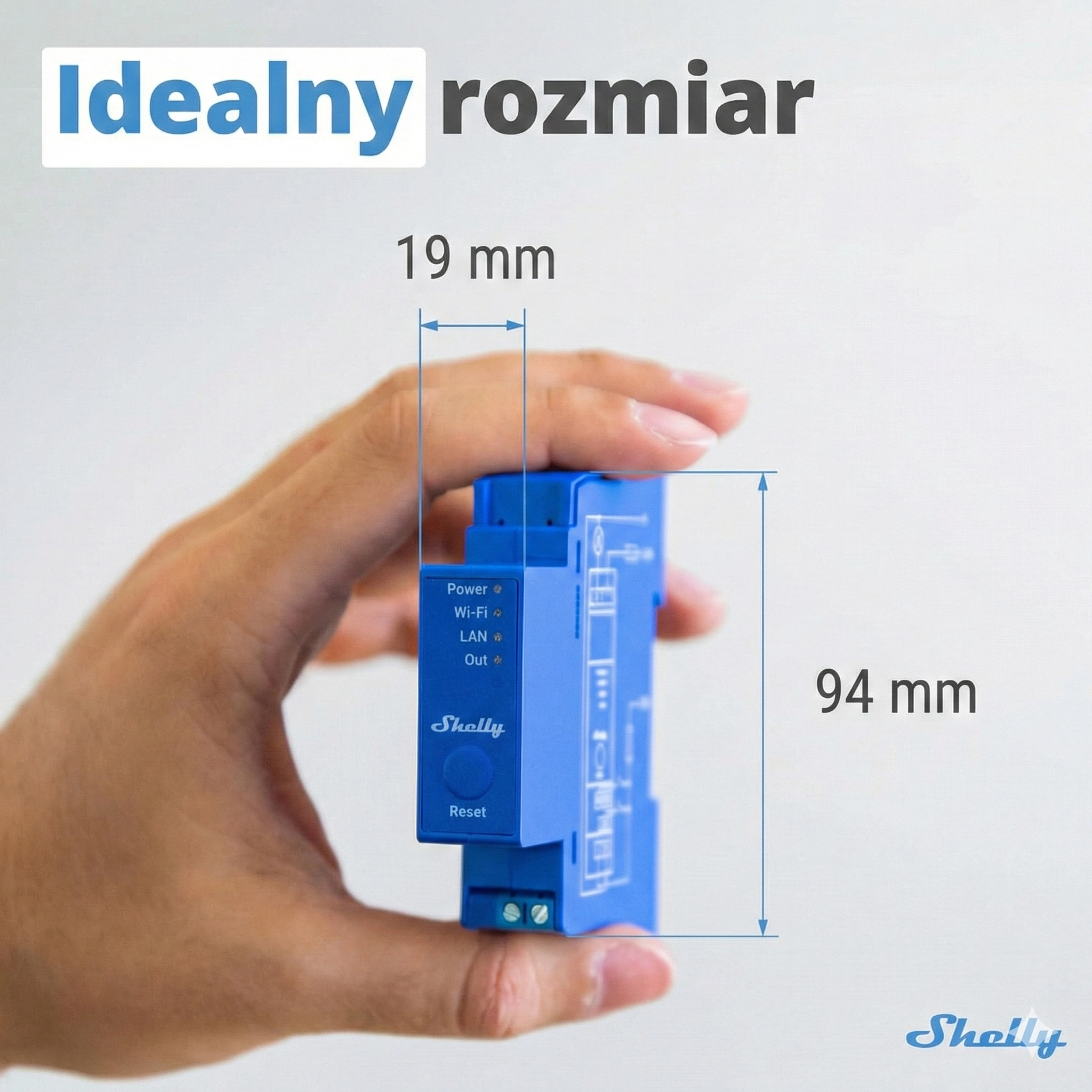 Shelly Pro 1 trzymany w dłoni, doskonale widać jego rozmiar 19 mm x 94 mm