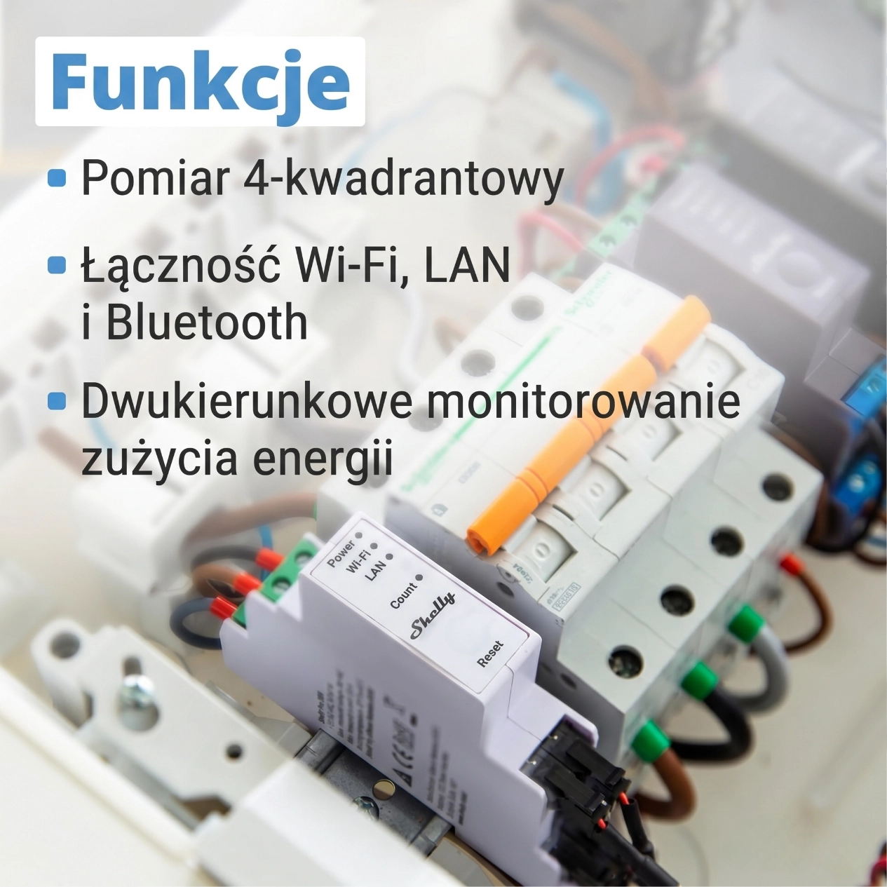 Widok Shelly Pro 3EM z przewodami podłączonymi do urządzenia, włączonym wyświetlaczem, na tle urządzeń elektrycznych