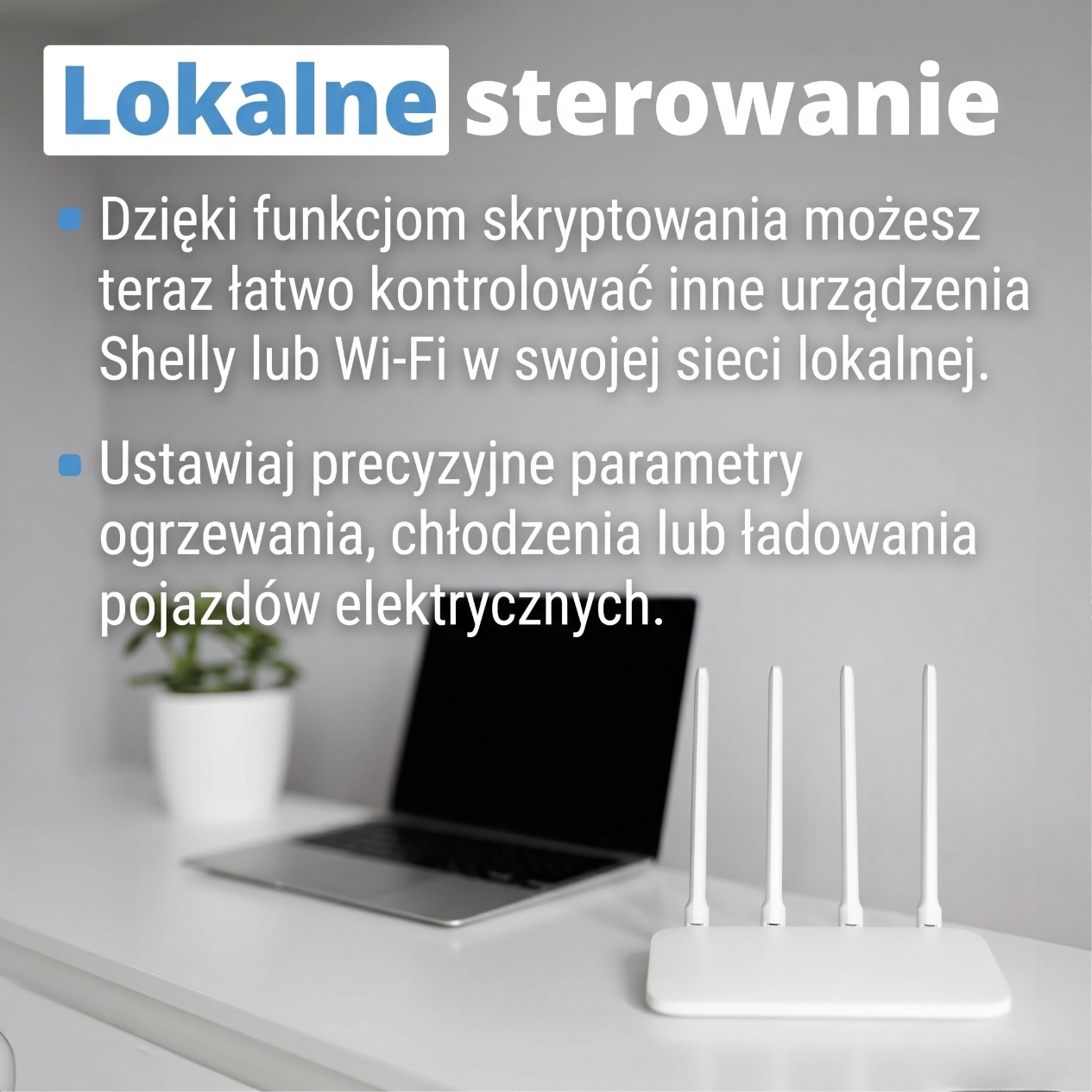 Router z czterema antenami, umieszczony na biurku obok laptopa. W tle widoczna jest jasna przestrzeń biurowa, z rośliną doniczkową na stole