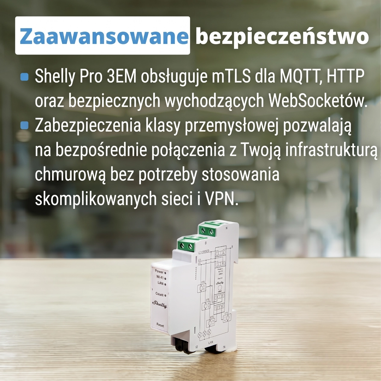 Shelly Pro 3EM z wyraźnie widocznymi portami połączeń i zasilaniem, umieszczony na tle panelu elektrycznego