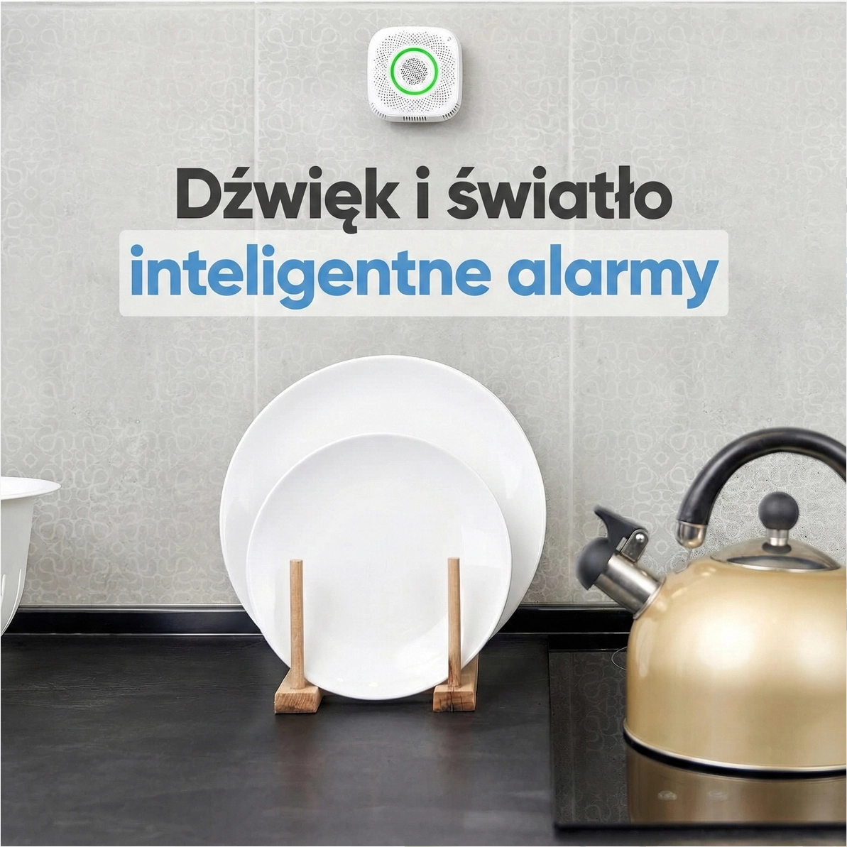 Czujnik gazu Shelly zamontowany w kuchni obok talerzy, z zieloną diodą, w otoczeniu czajnika na czarnej powierzchni